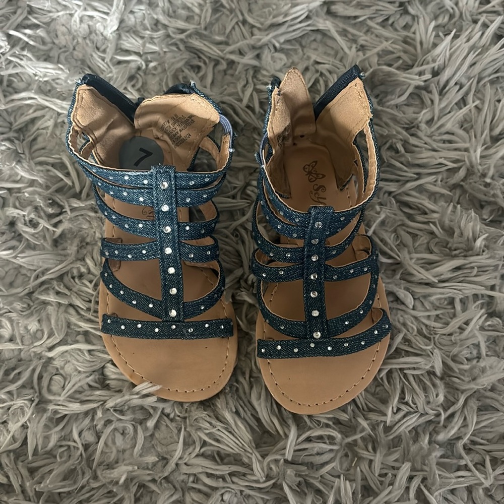 Size 7 cute toddler sandals never worn